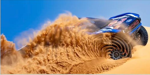 Aerodinâmica das rodas em carro de corrida levantando areia em alta velocidade