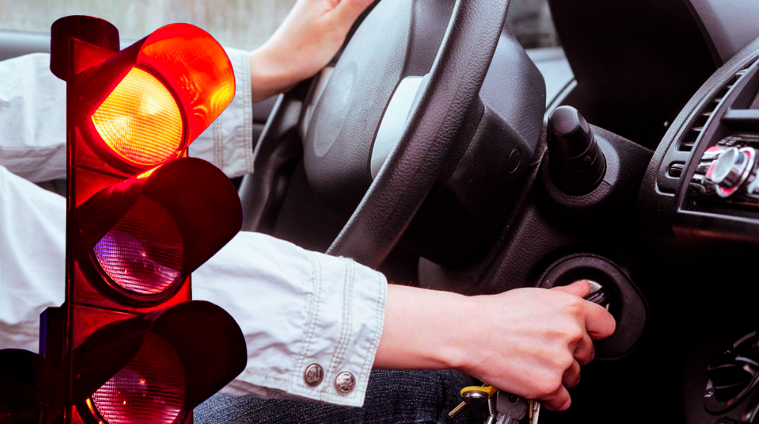 Carro morre em marcha lenta no semáforo