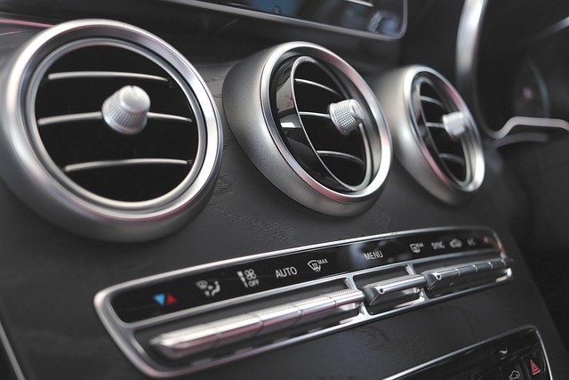 ar condicionado carro não gela: saídas de ar e painel AUTO do sistema de climatização