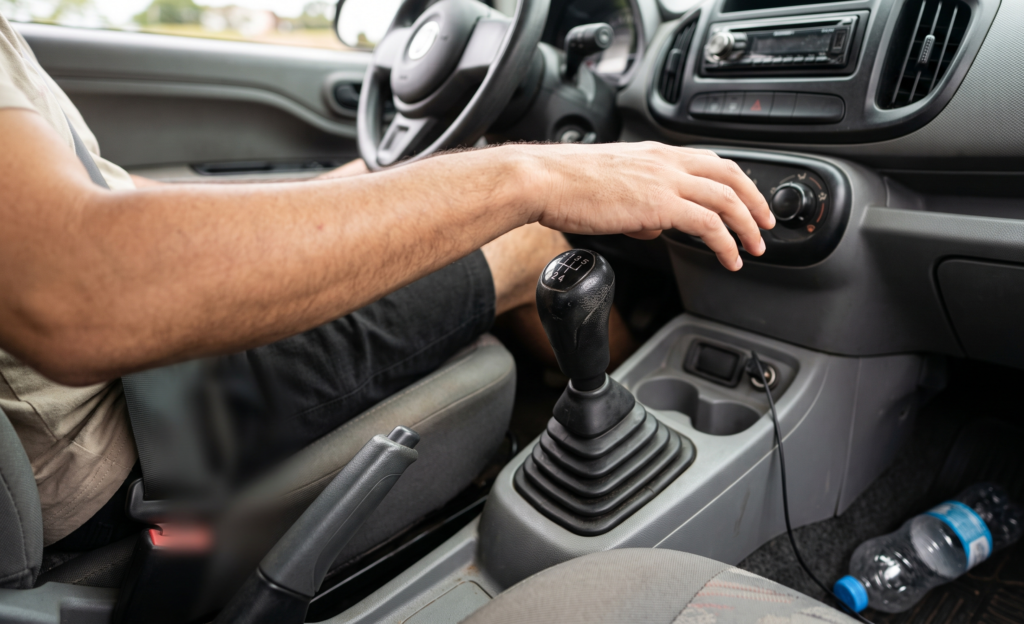 Câmbio manual com problemas: alavanca de marchas em carro