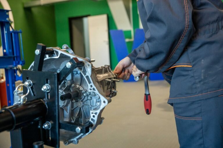 Mecânico fazendo manutenção no câmbio CVT do carro na oficina