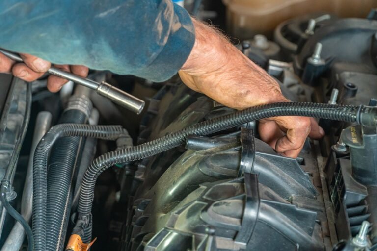 Bomba de combustível do carro: mecânico verificando o motor no diagnóstico