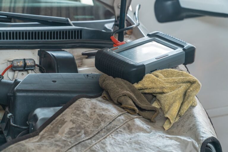 Sonda lambda: scanner de diagnóstico automotivo conectado ao motor no cofre