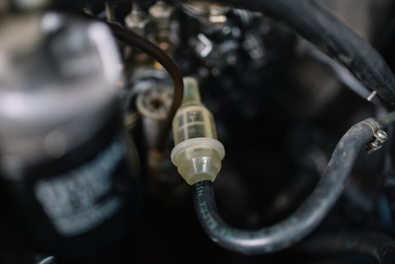 Filtro de combustível instalado na linha de combustível do motor