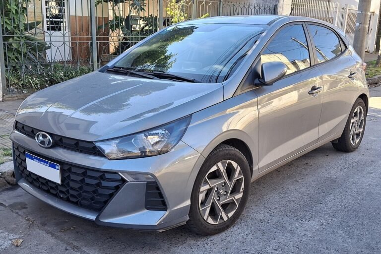 Hyundai HB20 2025 na cor cinza, visto de frente em ângulo 3/4