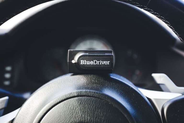 Scanner OBD2 Bluetooth conectado no volante do carro