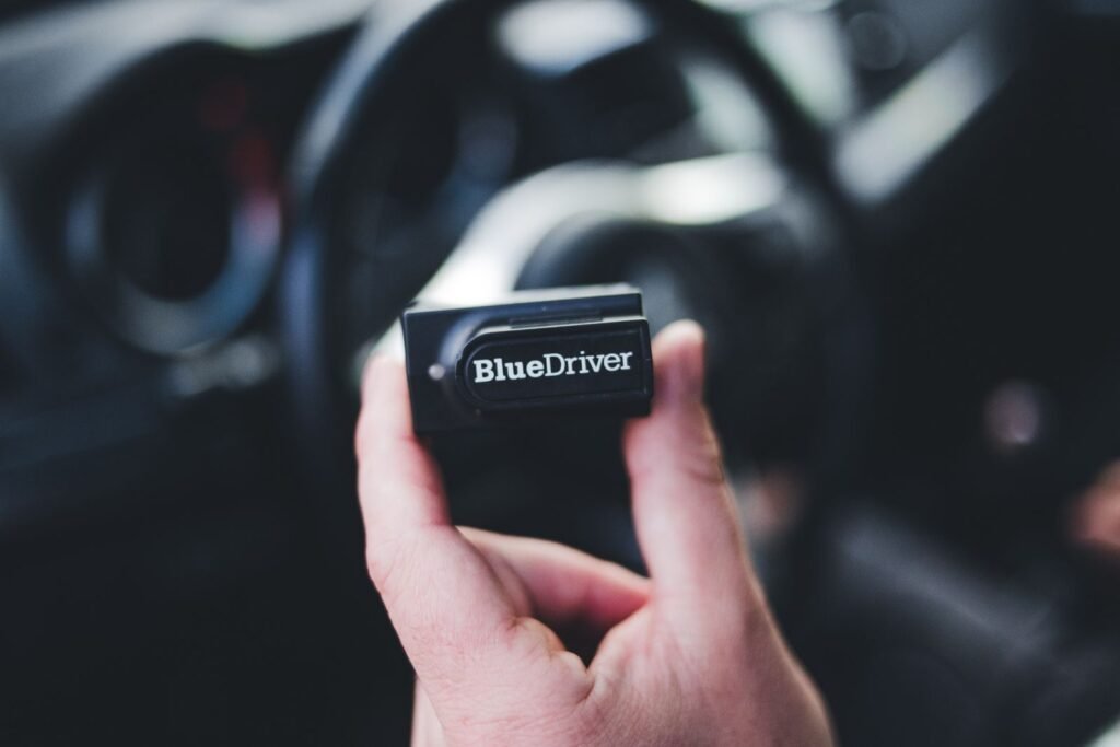 Scanner OBD2 Bluetooth conectado dentro do carro para ler código de falha
