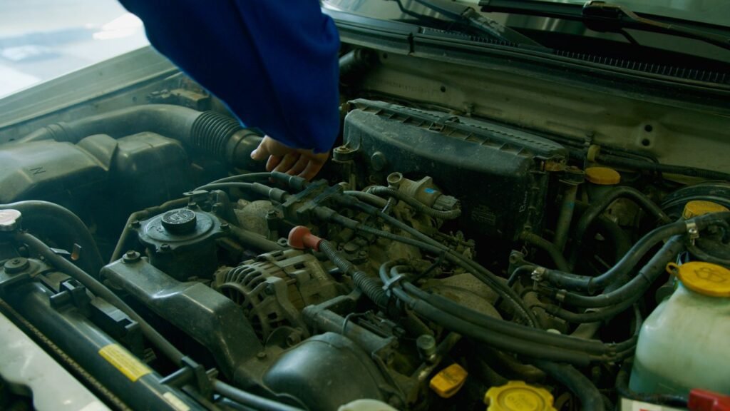 Vazamento de óleo do motor: mecânico verificando o compartimento do motor