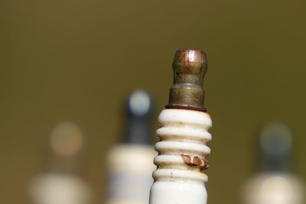 Vela de ignição desgastada e enferrujada em close-up
