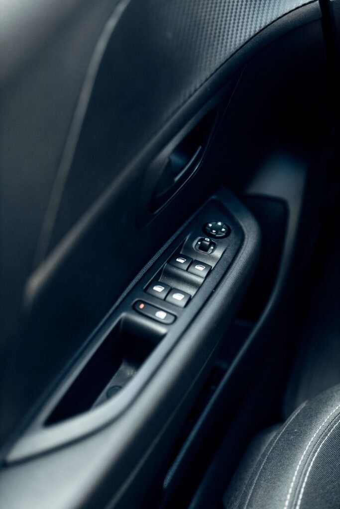 Vidro elétrico não sobe: botões de controle no painel da porta do carro