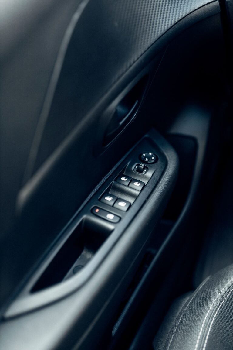 Vidro elétrico não sobe: botões de controle no painel da porta do carro
