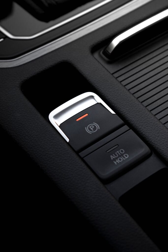 Botão de freio de mão eletrônico com Auto Hold em painel de carro