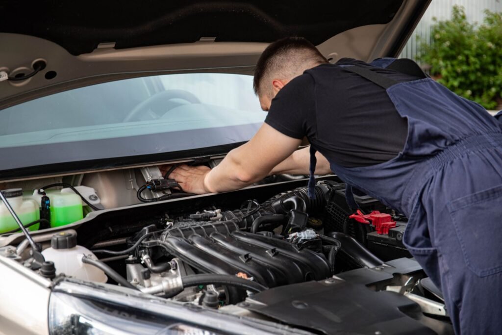 Mecânico fazendo revisão no motor do carro