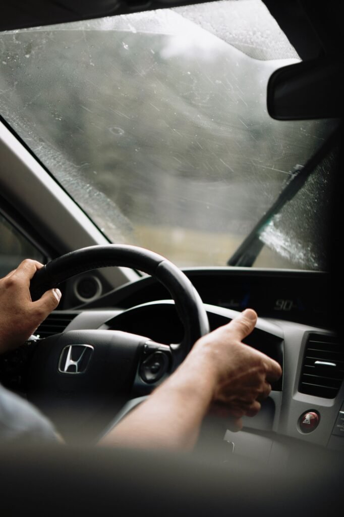 Vista de dentro do carro com para-brisa embaçado durante chuva