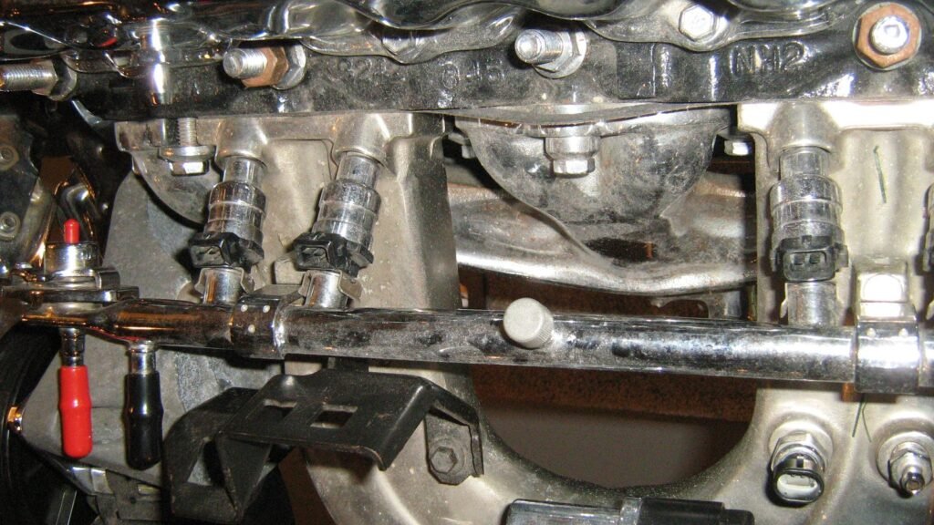 Bicos injetores instalados na flauta de combustível de um motor: bico injetor sujo