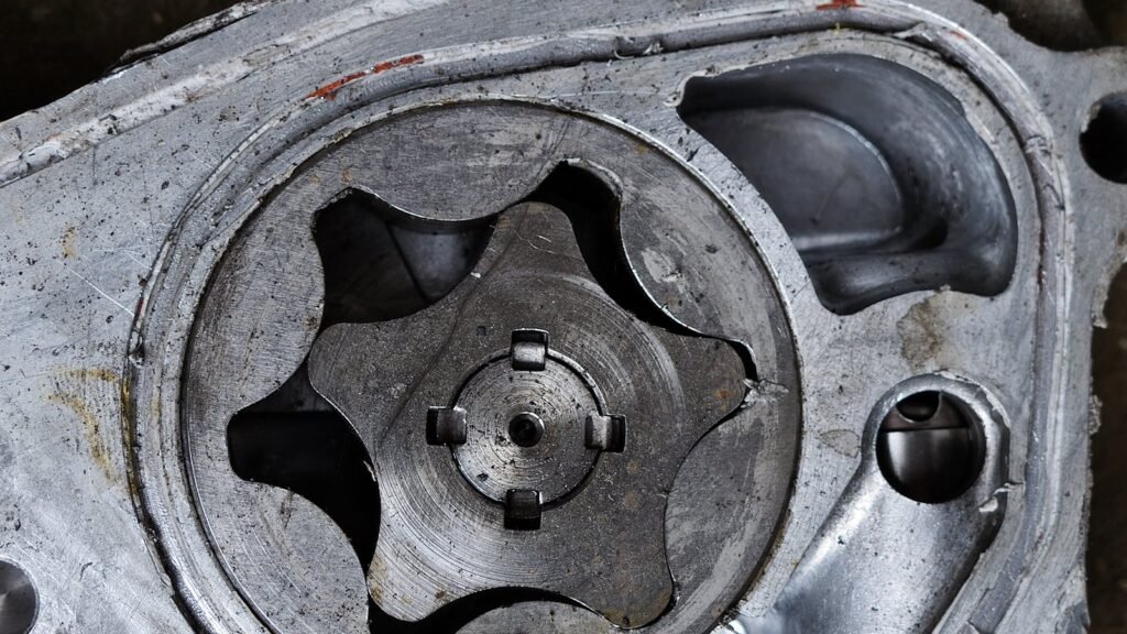 Bomba de óleo do motor aberta, com os rotores internos à mostra