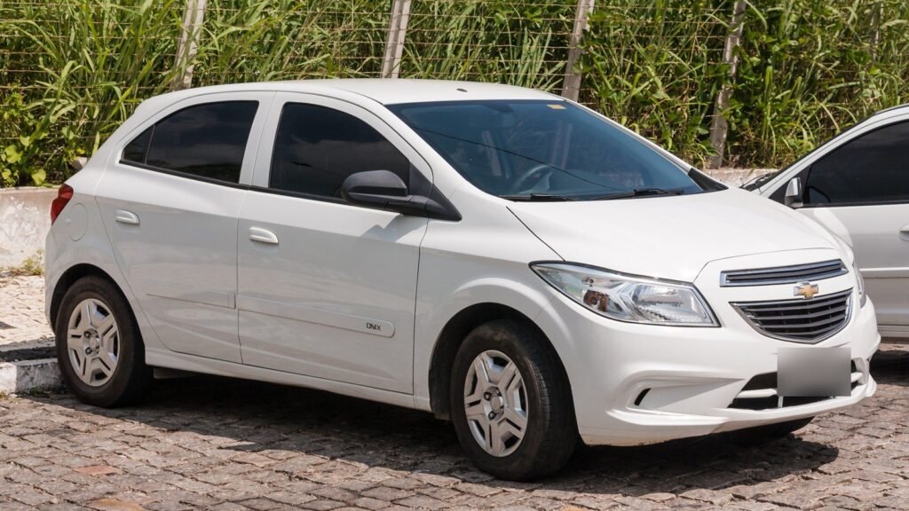 Chevrolet Onix primeira geração branco estacionado em Natal (RN): Onix perde potência