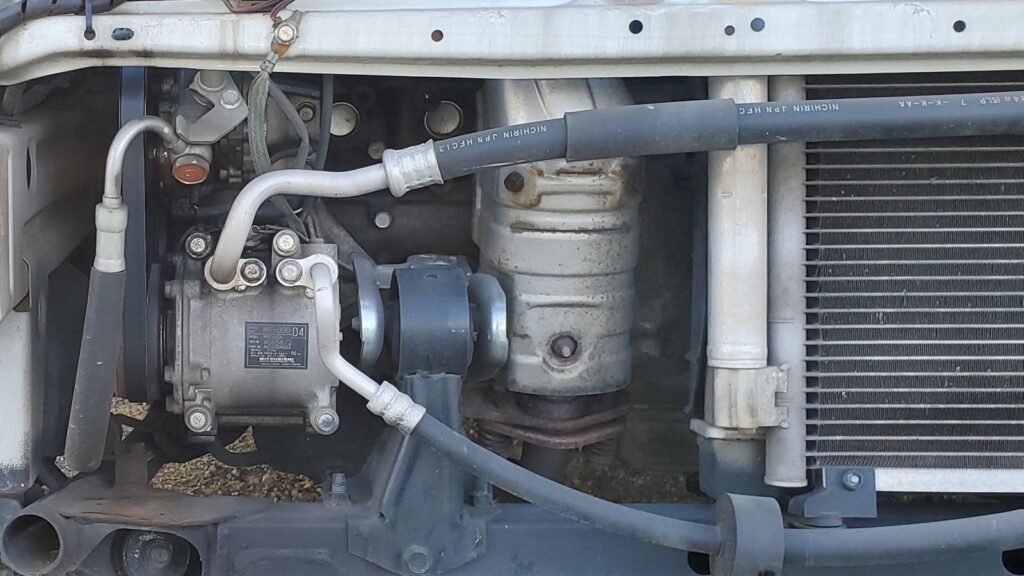 Compressor de ar-condicionado do carro instalado na frente do motor