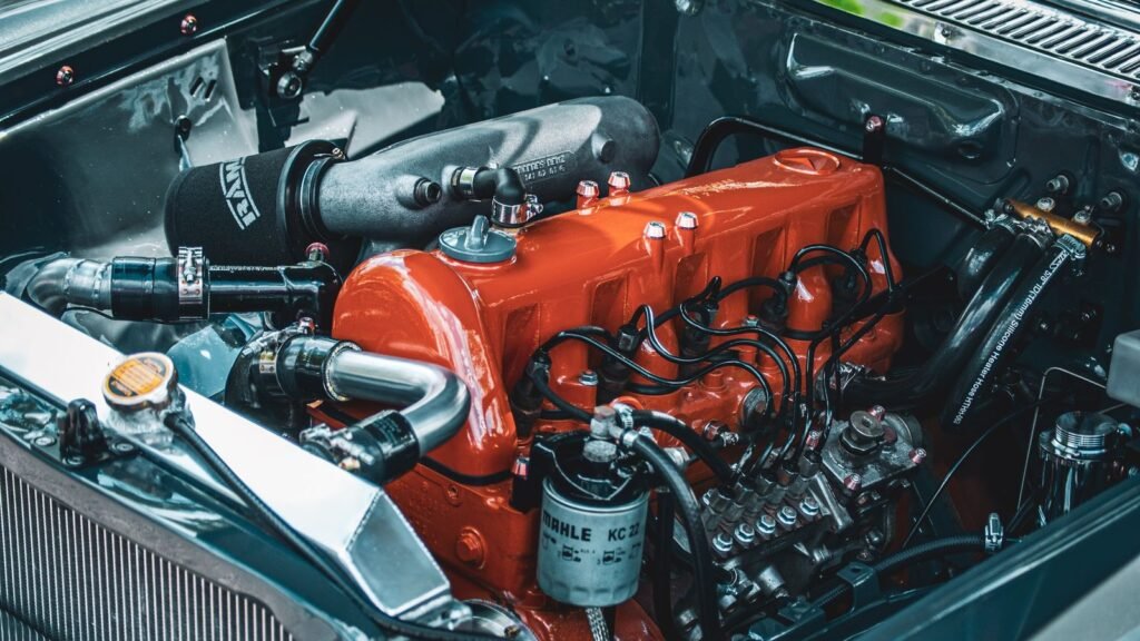 Cofre de motor aberto com o motor à mostra: coxim do motor