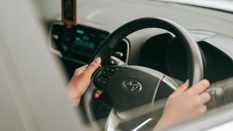 Mãos no volante em manobra, situação em que a direção elétrica pesada mais incomoda