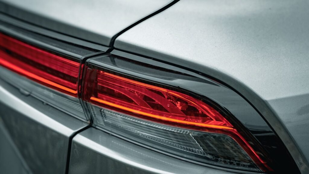 Lanterna traseira de um carro cinza em close: lanterna traseira