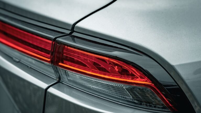 Lanterna traseira de um carro cinza em close: lanterna traseira