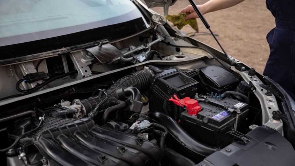 Bateria no cofre do motor: com a luz da bateria acesa, o defeito costuma estar no sistema de carga