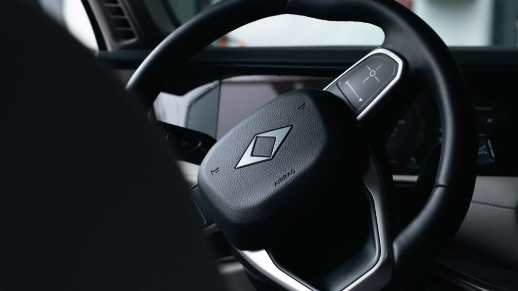 Volante de carro com a tampa do airbag: luz do airbag