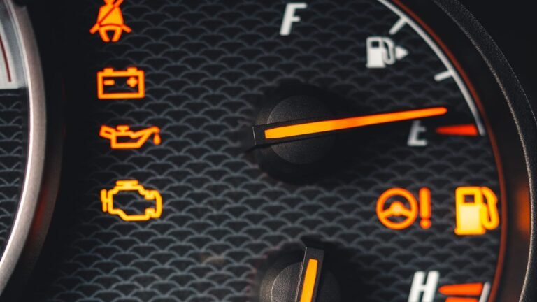 Painel do carro com as luzes de bateria, óleo e injeção acesas: luz do óleo