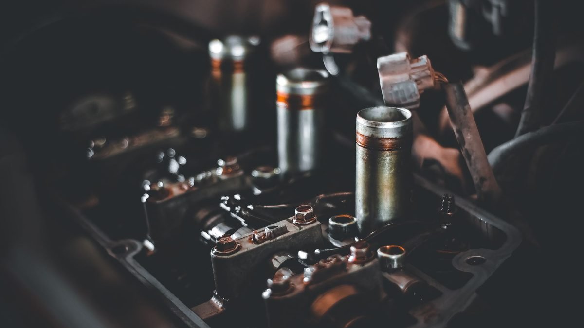 Motor aberto com as velas e o cabeçote à mostra