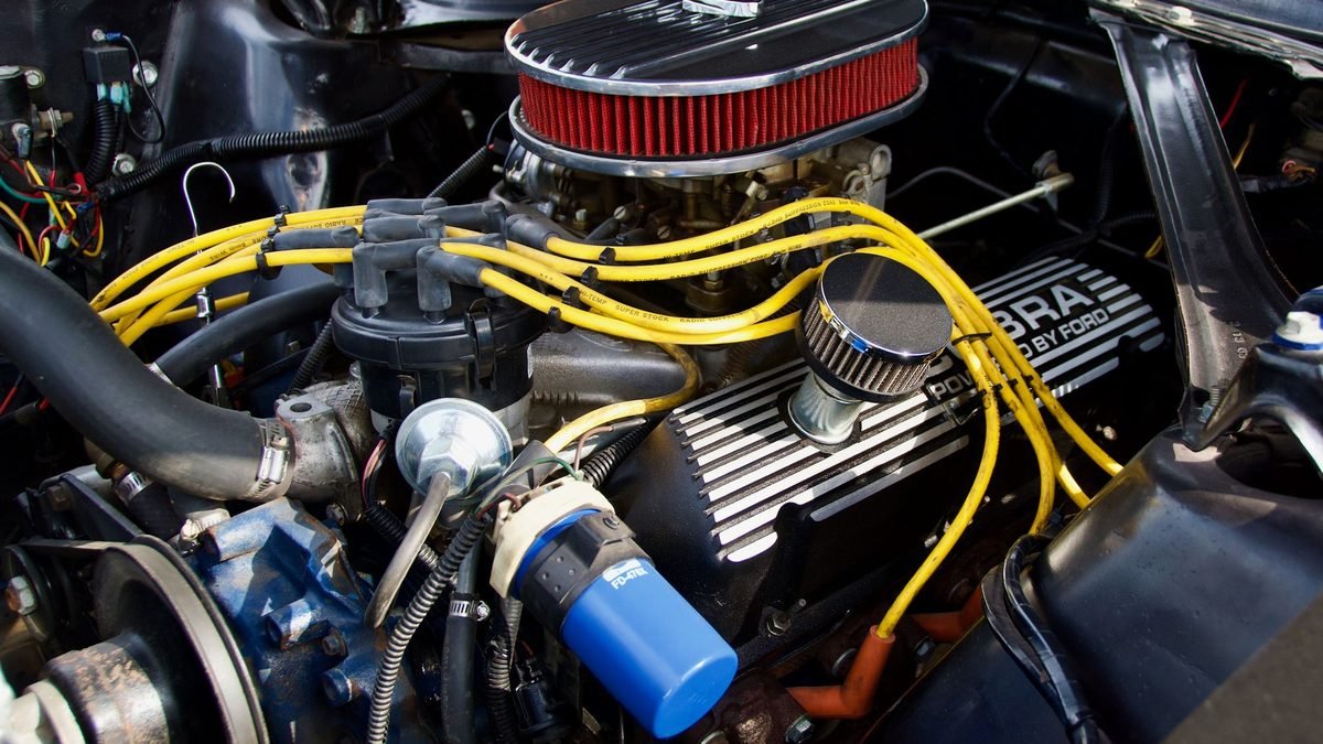 Motor de carro com cabos de vela e sistema de admissão