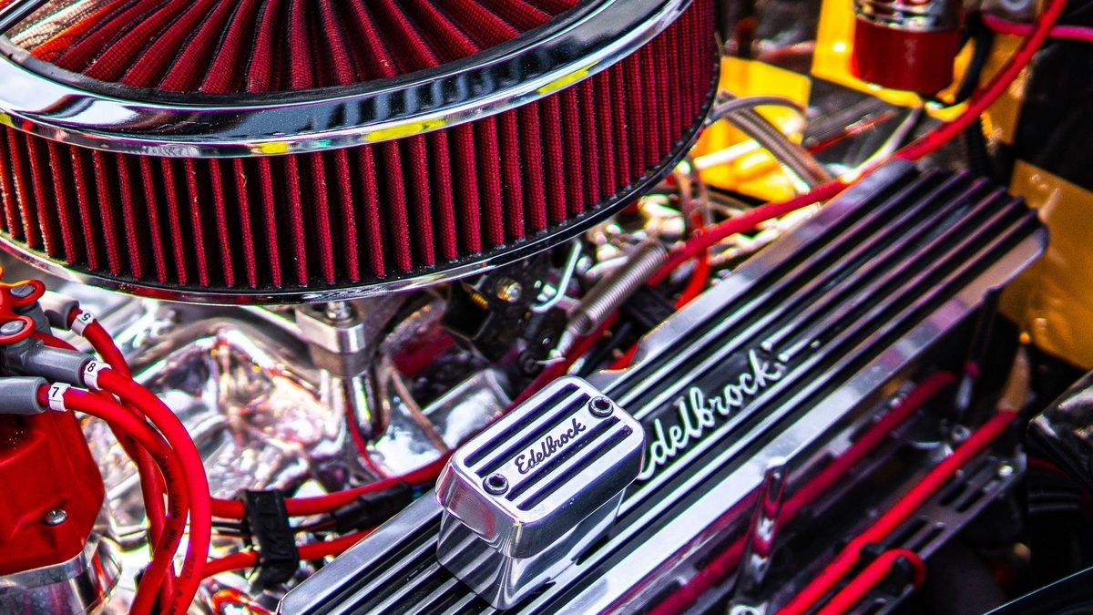 Motor com filtro de ar e coletor à mostra