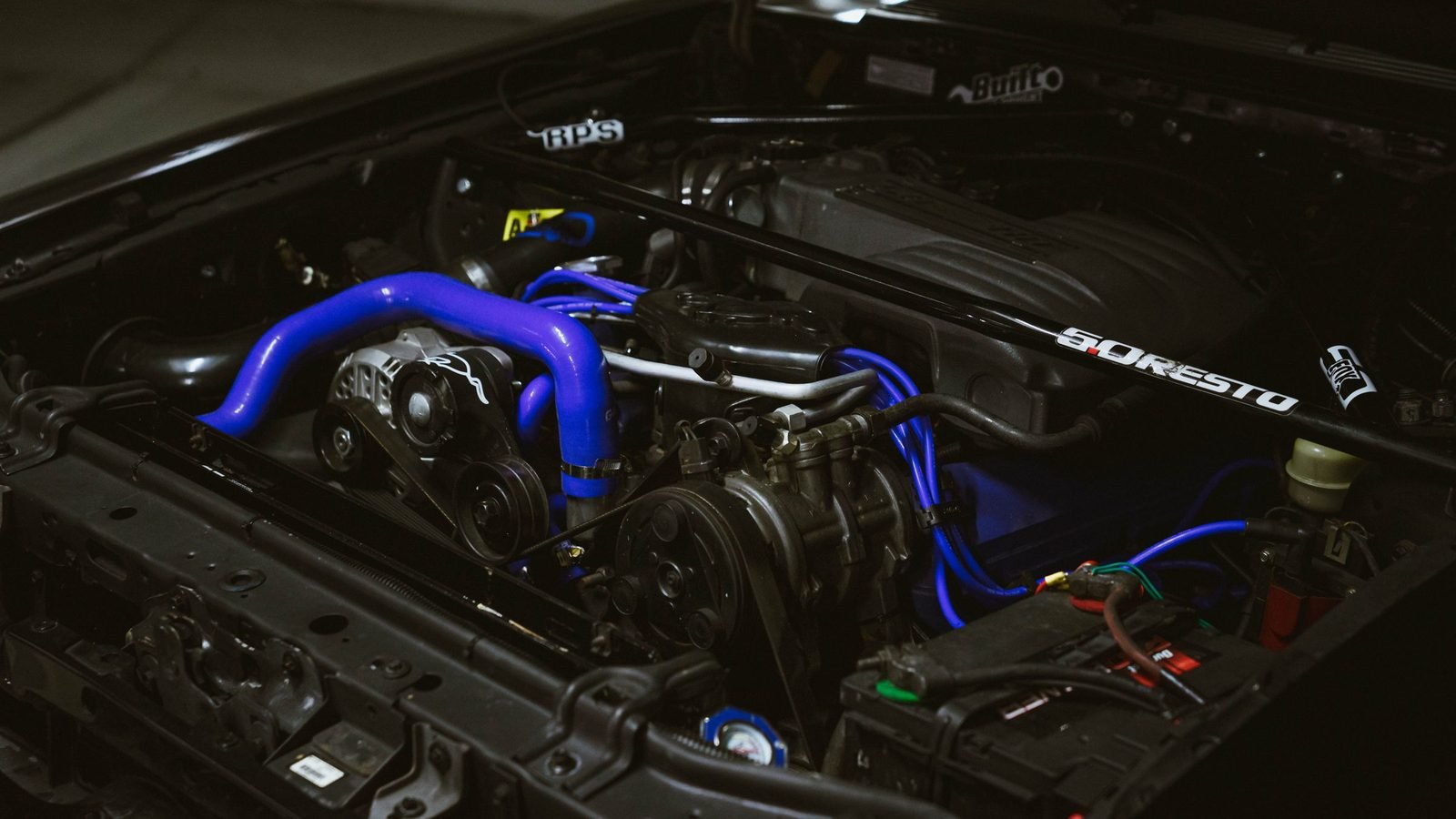 Cofre do motor com mangueiras de ar e vácuo à mostra