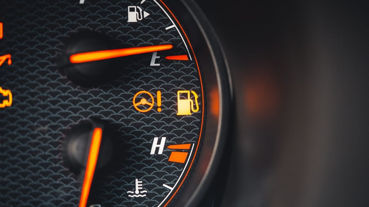 Painel de carro com luzes de alerta acesas