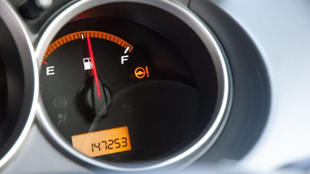 Marcador de combustível no painel do carro: consumo excessivo de combustível