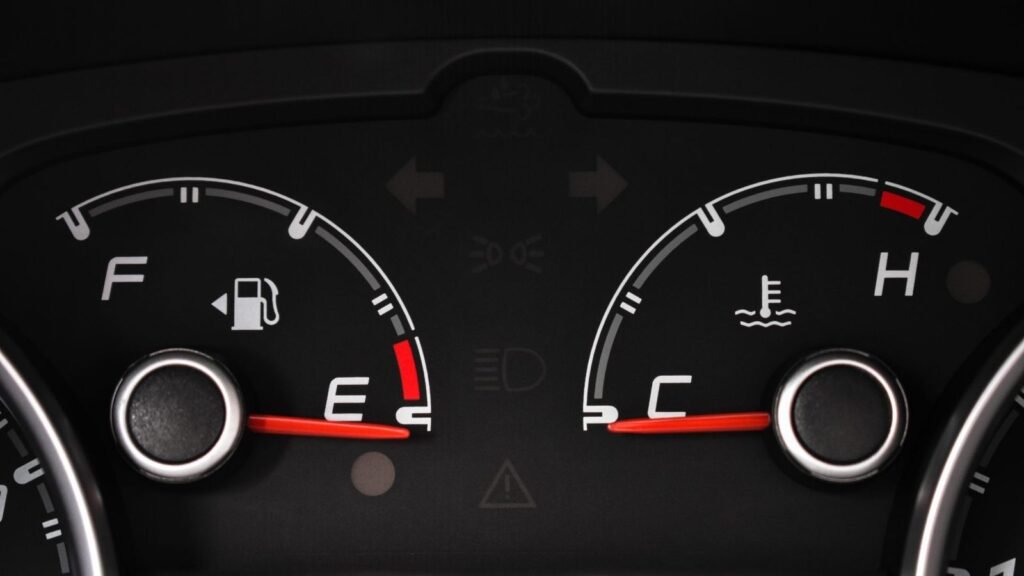 Marcadores de combustível e temperatura do motor no painel do carro