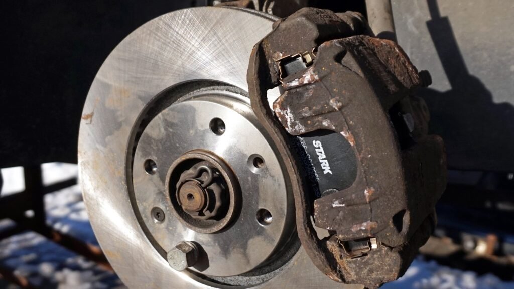 Pastilha de freio de carro montada na pinça sobre o disco