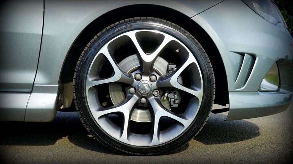 Roda de liga leve de carro vista de lado