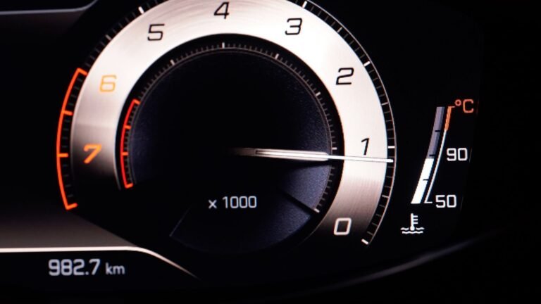 Painel do carro com o marcador de temperatura do motor: sensor de temperatura do motor