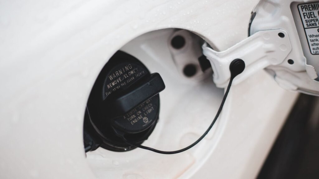Tampa do tanque de combustível aberta em um carro branco: cheiro de gasolina dentro do carro