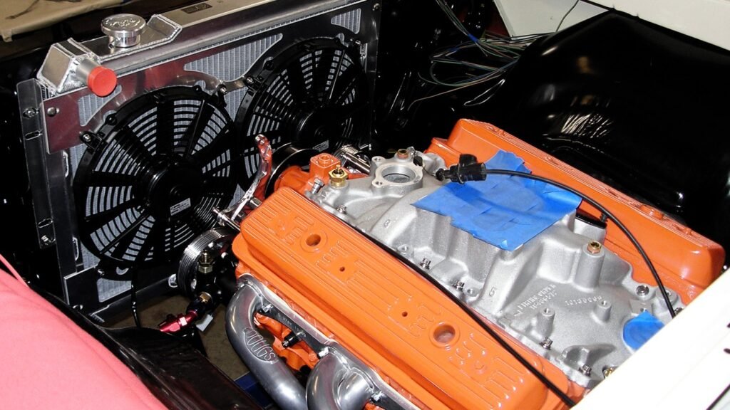 Ventoinhas elétricas montadas no radiador do carro
