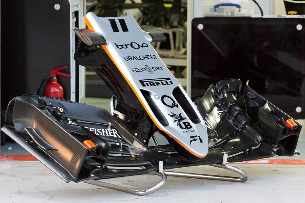 Bico e asa dianteira de um Force India VJM09 de Fórmula 1, com os flaps e elementos aerodinâmicos à mostra