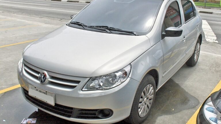 Volkswagen Gol G5 prata estacionado na rua: problemas do Gol G5