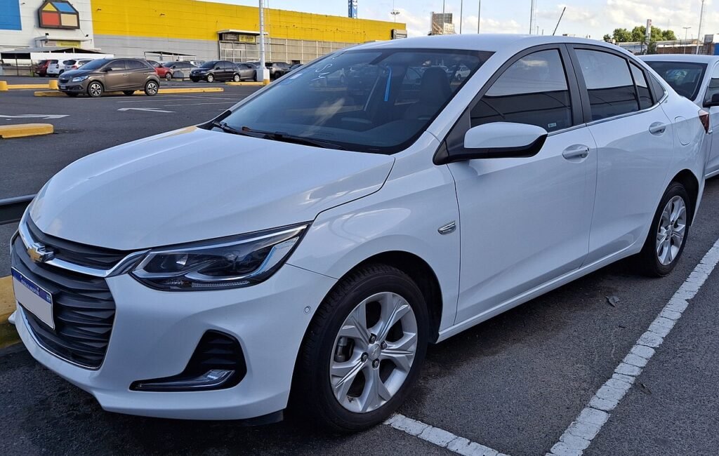 Chevrolet Onix Plus 1.0 Premier branco estacionado, geração 2020 em diante