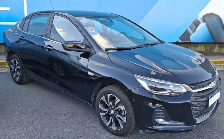 Chevrolet Onix Plus 1.0 Turbo Premier preto estacionado, modelo da geração 2020 em diante