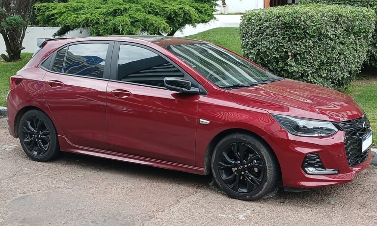 Chevrolet Onix RS vermelho estacionado, hatch da geração 2020 em diante