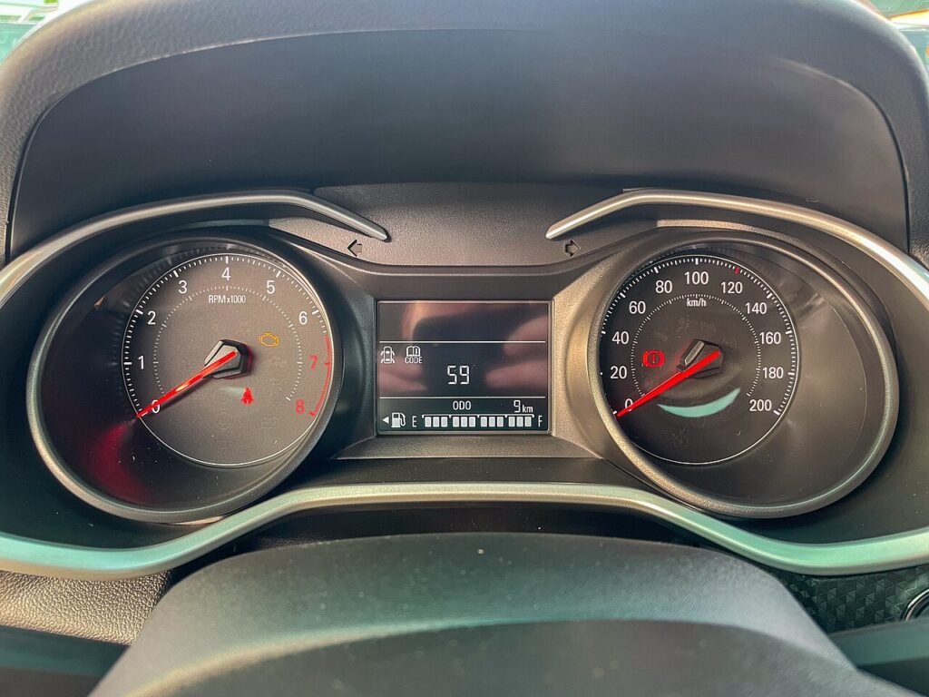 Painel de instrumentos do Chevrolet Onix da geração 2020 com conta-giros e velocímetro