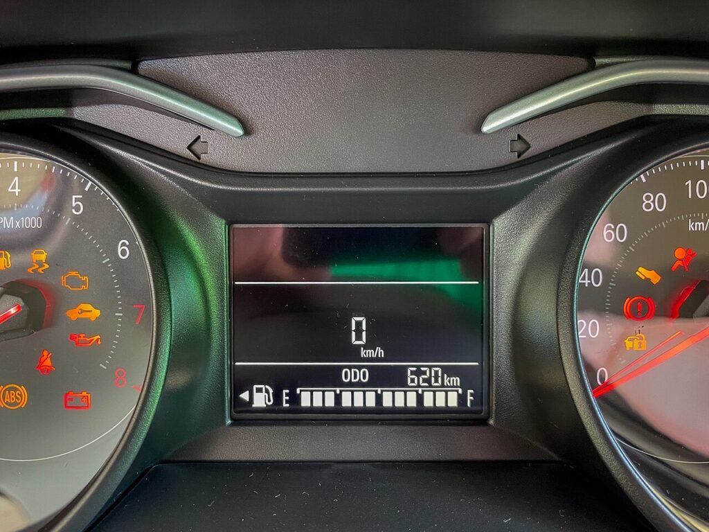 Painel de instrumentos de um Chevrolet Onix da geração 2020 com as luzes de alerta acesas