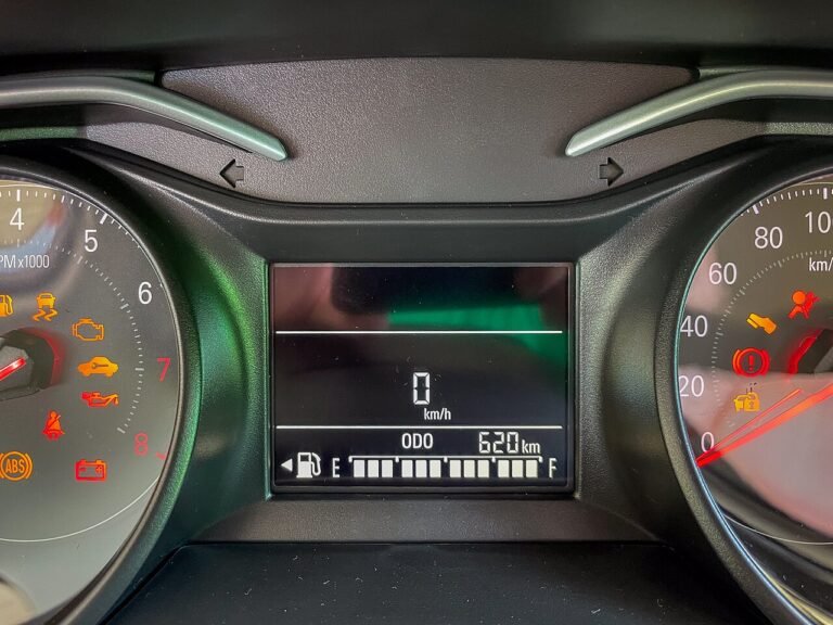 Painel de instrumentos de um Chevrolet Onix da geração 2020 com as luzes de alerta acesas